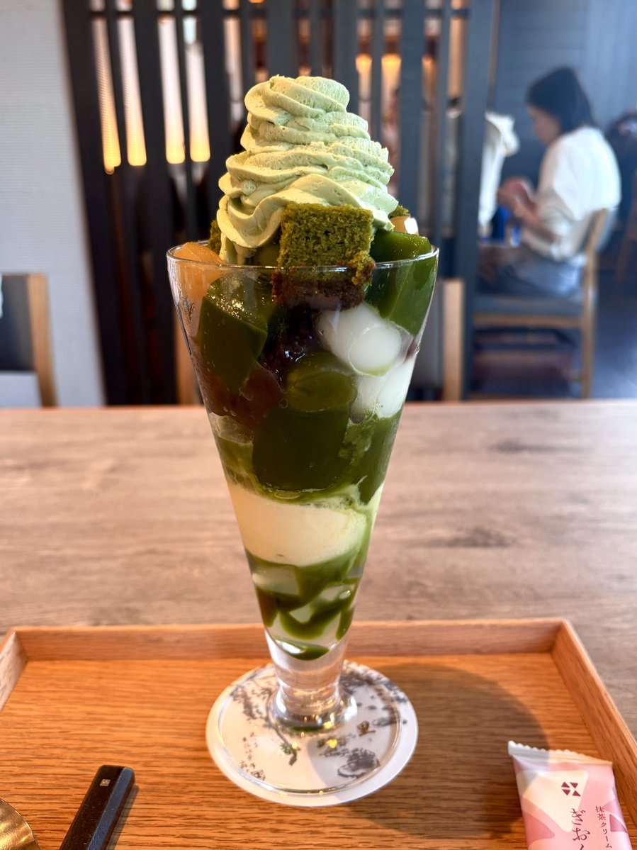 bambooooo_'s tweet photo. 想像の1.5倍くらいデカいパフェが出てきて夜に麺啜る計画が崩壊した https://t.co/eZDaBS22QP