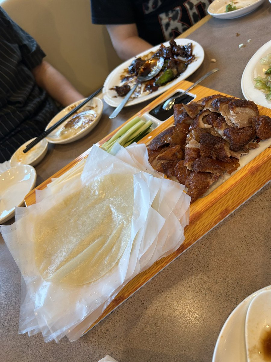 finn_sampo's tweet photo. 友人たちと美味しいものを食べるってやっぱ幸福度が上がる。必要経費。

川口の奥で食べる北京ダックも風情があったなぁ。 https://t.co/LVqoKLfDfD