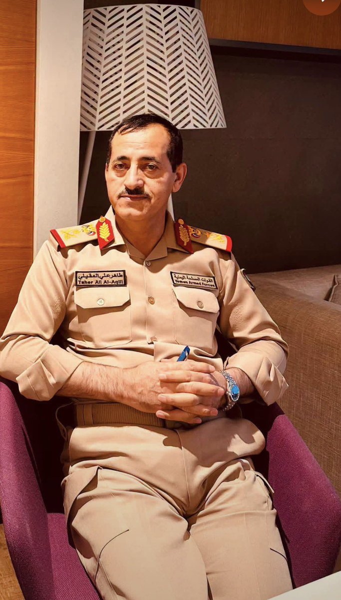 Husaenalhanachy's tweet photo. أقسم بالله ما أكذب عليكم إن هذا وزير دفاع في دولة أثناء الحرب ولابس الزي العسكري وجالس بفندق بدولة أخرى في اللوبي عشر دقائق وبيطلع غرفته بيخلع الزي وبيدخل البانيو مع ماء دافئ وزهور ومضادات أملاح من نيفيا وجنبه حبة سجارة وواين برتغالي وأغنية مطر مطر والضباء بينه تدور مكنة وانتهى يومه ولا هو في غرفة عمليات عسكرية في أرضه ولا يحزنون عشان ما تنخدعون بالزي هو ينزل اللوبي يسلم على المقيمين فيه ويأخذ من الأوبن بوفيه كرواسون وقهوة ويرجع الغرفة وبس.

بينما وزير دفاع الحوثي في غرفة عمليات حقيقية أمامه كل تقارير المخابرات حق أبو علي الحاكم الذي هو أيضا بأرضه وقدامه كل فرق القوات تبعه من سلاح مسير وقوة صاروخية وقوات برية مثل أي وزير دفاع طبيعي في أي دولة بالعالم في حالة حرب.

ومن هنا أحدهم يصرح ويبربر من اللوبي والبانيو ومنهزم، والثاني بدون تصريح ينسف ما يريد ومنتصر.

باختصار هذه هي المعادلة.