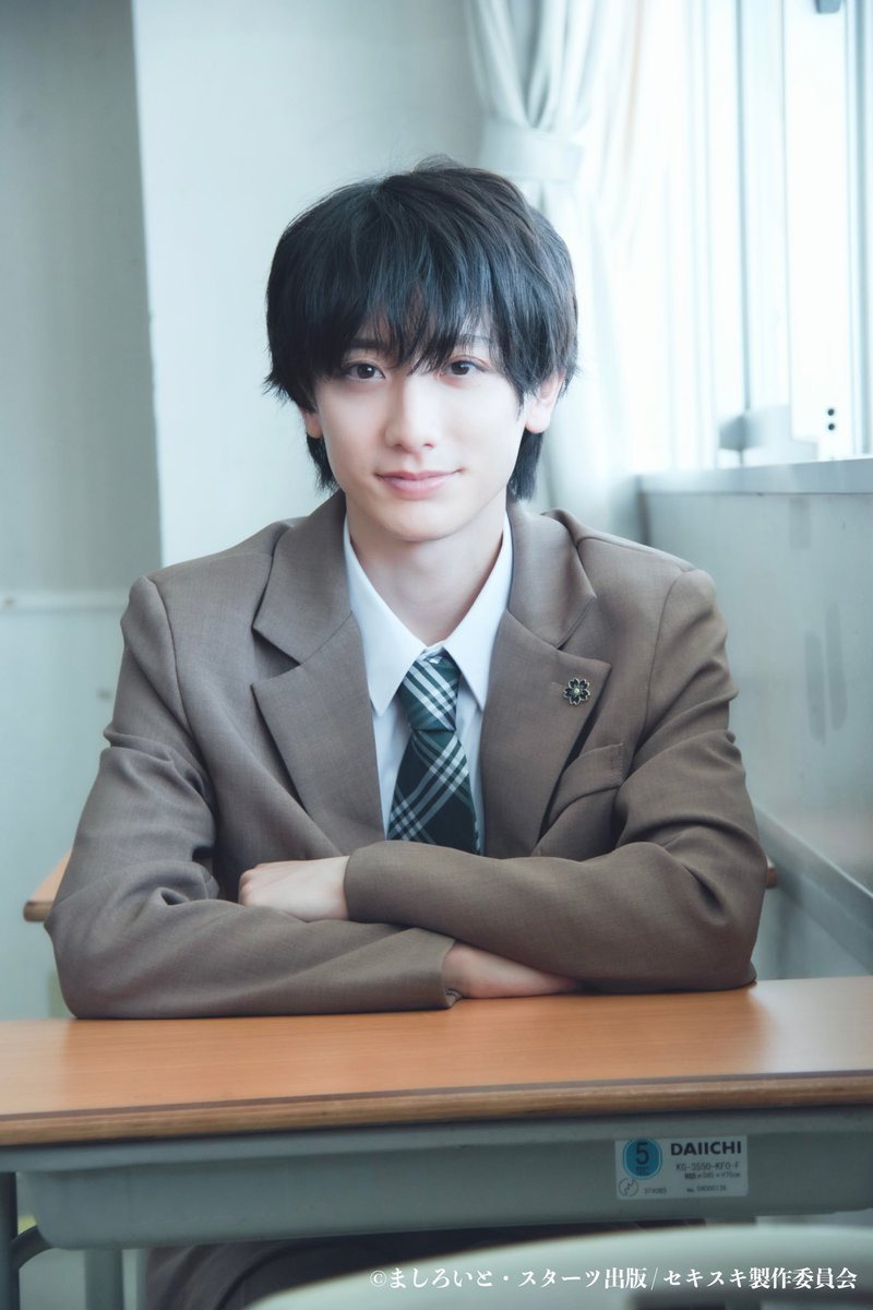 HORIPROMEGURO's tweet photo. #小西詠斗 #永田聖一朗

𖡼.𖤣𖥧 ─────────────
ドラマ『席替えしたら、どうやら後ろの男が俺のこと好きらしい』
BSフジにて8月7日(金)25:00〜放送スタート🎉
───────────── 𖡼.𖤣𖥧

ましろいと先生の人気作品を原作としたドラマ『席替えしたら、どうやら後ろの男が俺のこと好きらしい』（通称『セキスキ』）に、W主演で間山晴役を小西詠斗が、間山晴の兄・間山天役で永田聖一朗が出演しております！

ごく平凡でウブな高校生・間山晴（小西詠斗）と、クラスの中心的存在の超絶イケメン・朝宮光星（元之介さん）が繰り広げる、席替えから始まる甘酸っぱくも真っ直ぐな青春ラブストーリー🏫

BSフジでの放送（毎週金曜 25:00〜25:30）のほか、FODでの独占配信やTVerでの見逃し配信も決定！

距離感に戸惑いながらも変化していく2人の恋模様を、ぜひご覧ください！

<小西詠斗・こにしえいと>
2000年1月21日生まれ。広島県出身。
舞台『刀剣乱舞』やドラマ『タカラのびいどろ』など話題作に多数出演。日本テレビ系『ZIP!』キテルネ！リポーターを務めるなど、ドラマ・舞台・バラエティと幅広く活躍する。

〈永田聖一朗・ながたせいいちろう〉
1998年7月8日生まれ。静岡県出身。
2016年ミュージカル「テニスの王子様」3rdシーズンで俳優デビュー。ミュージカル「刀剣乱舞」や「仮面ライダーガッチャード」など話題作に多数出演。舞台やドラマを中心に活躍中。

#セキスキ
#ホリプロ
#horipro