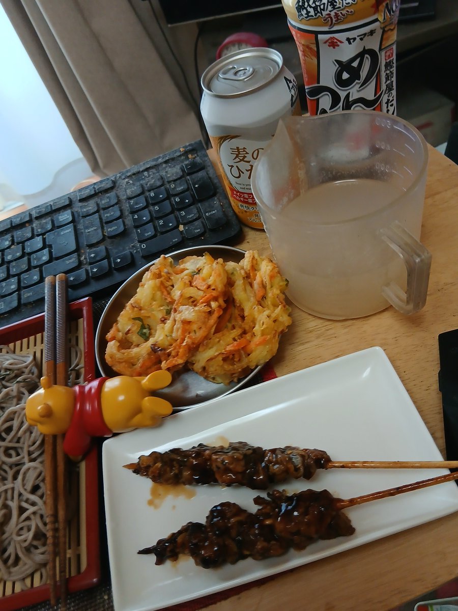 take1979t's tweet photo. #おうちごはん
#ざるそば
#GENKY
#麦のひかり
『漆黒の肝と黄金かき揚げの涼風陣』
ざるそばセット
めんつゆにいつもの蕎麦湯割り
わさび風のふりかけ
かき揚げ
うなぎの肝。
麦のひかりがうまいぜ🍺🍺🍺 https://t.co/C3aoQkdVC5