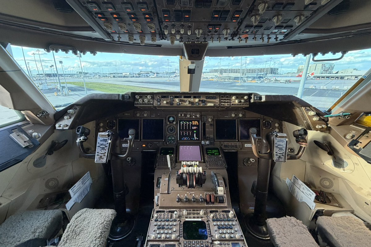 niko_aus_photo's tweet photo. エンジニアのご厚意で駐機中のナショナルジャンボを見学させていただきました。フレイターの中に入れる貴重な機会でした。 https://t.co/nYiUVjO2QO
