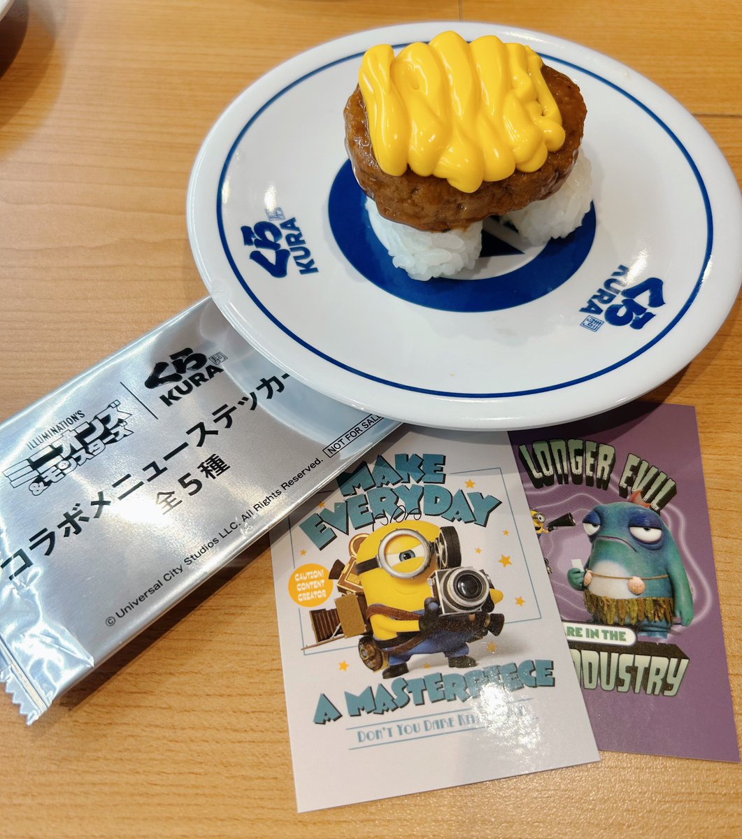 CCChoko's tweet photo. 映画の前にくら寿司🍌💛💙
ステッカーと限定クリアポーチも可愛い！

バナナ！オレとチーズたっぷりハンバーグ美味しかったです🍌
#ミニオンズとモンスターズみつけたキャンペーン
#ミニオンズアンドモンスターズ https://t.co/FpTvmXkWNJ