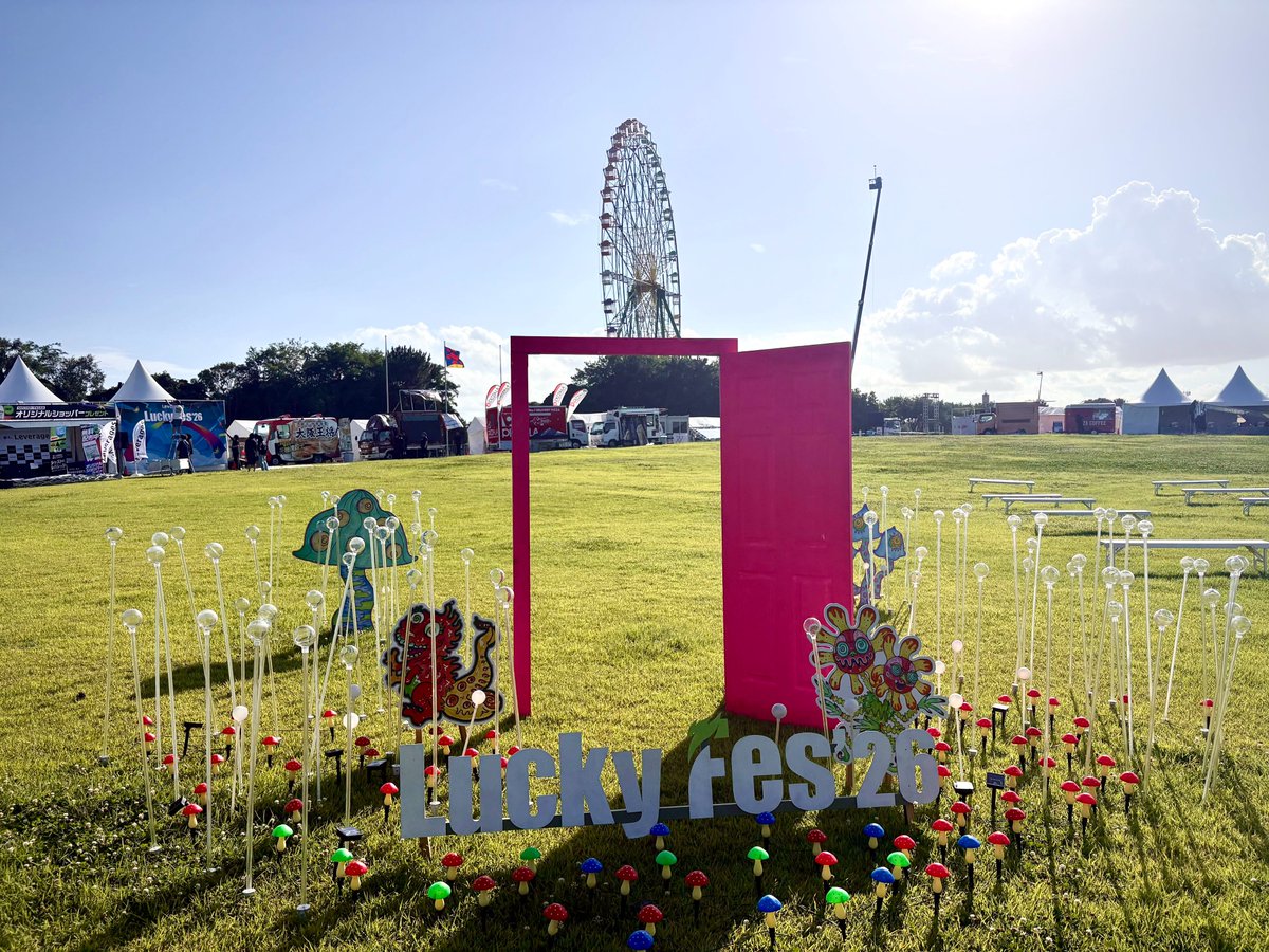 luckyfm_fes's tweet photo. 【 #LuckyFes スタッフ日誌📝】

現地設営12日目。
いよいよ明日、LuckyFes'26開幕！🌈

ステージには照明が灯り、大型ビジョンにも映像が入り、最後の仕上げが進んでいます✨
約2週間かけてつくってきたこの会場で、明日いよいよフレンズのみなさんをお迎えします🙌

最後は、総合プロデューサー堀義人の掛け声で、みんなで右手にLのラッキーポーズ＆「LuckyFes！」

スタッフ一同、会場でお待ちしています！
🎫https://t.co/84uW7e5YkD