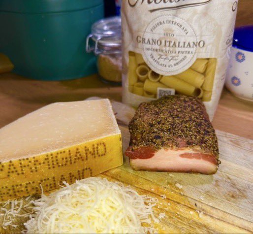 lowca_androidow's tweet photo. Rigatoni alla Carbonara

Nie ma wielu dań tak prostych i jednocześnie tak wymagających. Carbonara nie wybacza błędów. To nie jest zwykły makaron z jajkiem. To danie, które opiera się na jakości składników i właściwym momencie ich połączenia. Bez śmietany, bez dodatków, bez skrótów. 
To też sprawdzian podstawowych umiejętności. Albo rozumiesz proces, albo nie uzyskasz właściwej konsystencji.

Pełny przepis na https://t.co/fmIe88KHBX