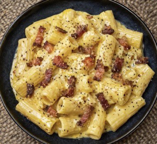 lowca_androidow's tweet photo. Rigatoni alla Carbonara

Nie ma wielu dań tak prostych i jednocześnie tak wymagających. Carbonara nie wybacza błędów. To nie jest zwykły makaron z jajkiem. To danie, które opiera się na jakości składników i właściwym momencie ich połączenia. Bez śmietany, bez dodatków, bez skrótów. 
To też sprawdzian podstawowych umiejętności. Albo rozumiesz proces, albo nie uzyskasz właściwej konsystencji.

Pełny przepis na https://t.co/fmIe88KHBX