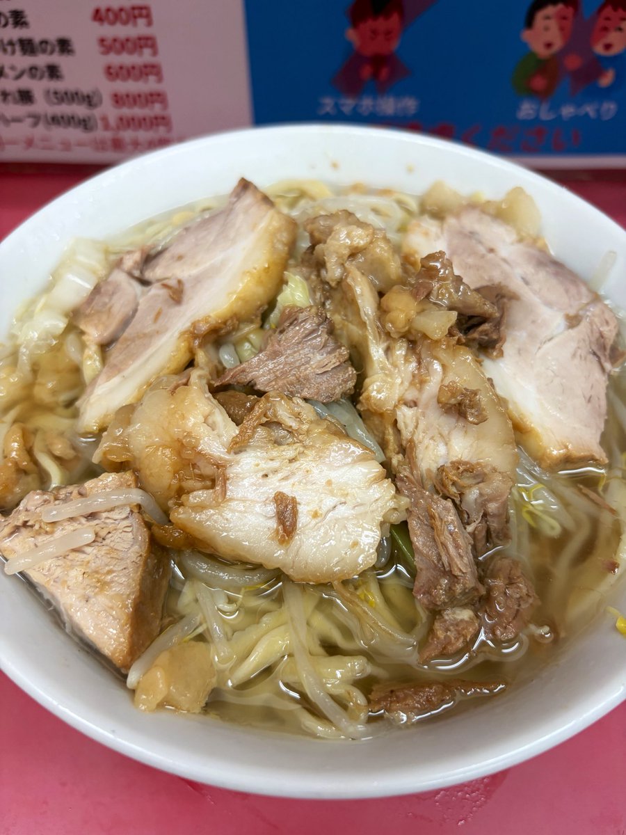 minori_k917's tweet photo. ラーメン二郎 小岩店💫
8月7日(金) 訪問
小ラーメン 1,100円🍜
豚増し 200円
コール アブラ🙋‍♂️
到着 9:50
待ち 5番目
着丼 10:41
澄んだ液体アブラの層が紡ぐ重厚な非乳化スープ👏柔らかい麺がその旨味を深く抱きかかえ、身体に染み渡る☺️✨
#マイルドジロリアン
#ラーメン二郎
#ラーメン二郎小岩店 https://t.co/A7X0Tvi8O7