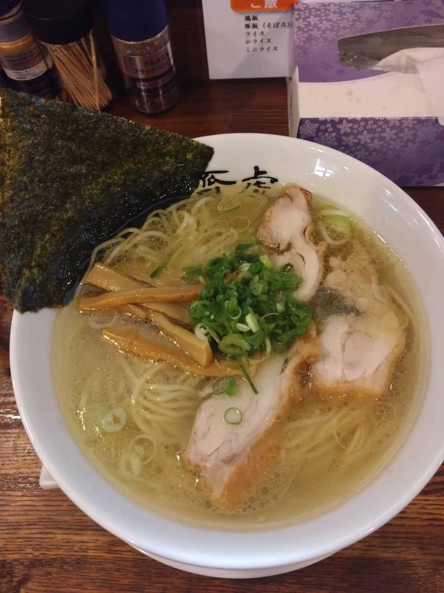 CRIJLWVEbjO5Jdu's tweet photo. 今夜は麺屋齋虎さん
塩ラーメンゆず入り　鶏飯
久しぶりに温かいプースーが
飲みたくなり訪麺
爆速提供記録更新ならずも
やっぱり早い🤣
相変わらずゆずのナイススメル
シンプルながら
レンゲが止められないプースー
甲子園と相まって興奮気味に
一気飲み
大満足おやじでした🤣✌️
ご馳走様でした🙇 https://t.co/GZ1H6ebPuE