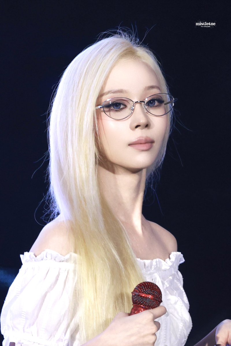 mistletoe_01's tweet photo. 260807

#윈터 #WINTER 
#aespa #æspa #에스파 https://t.co/zImuMhLvuq