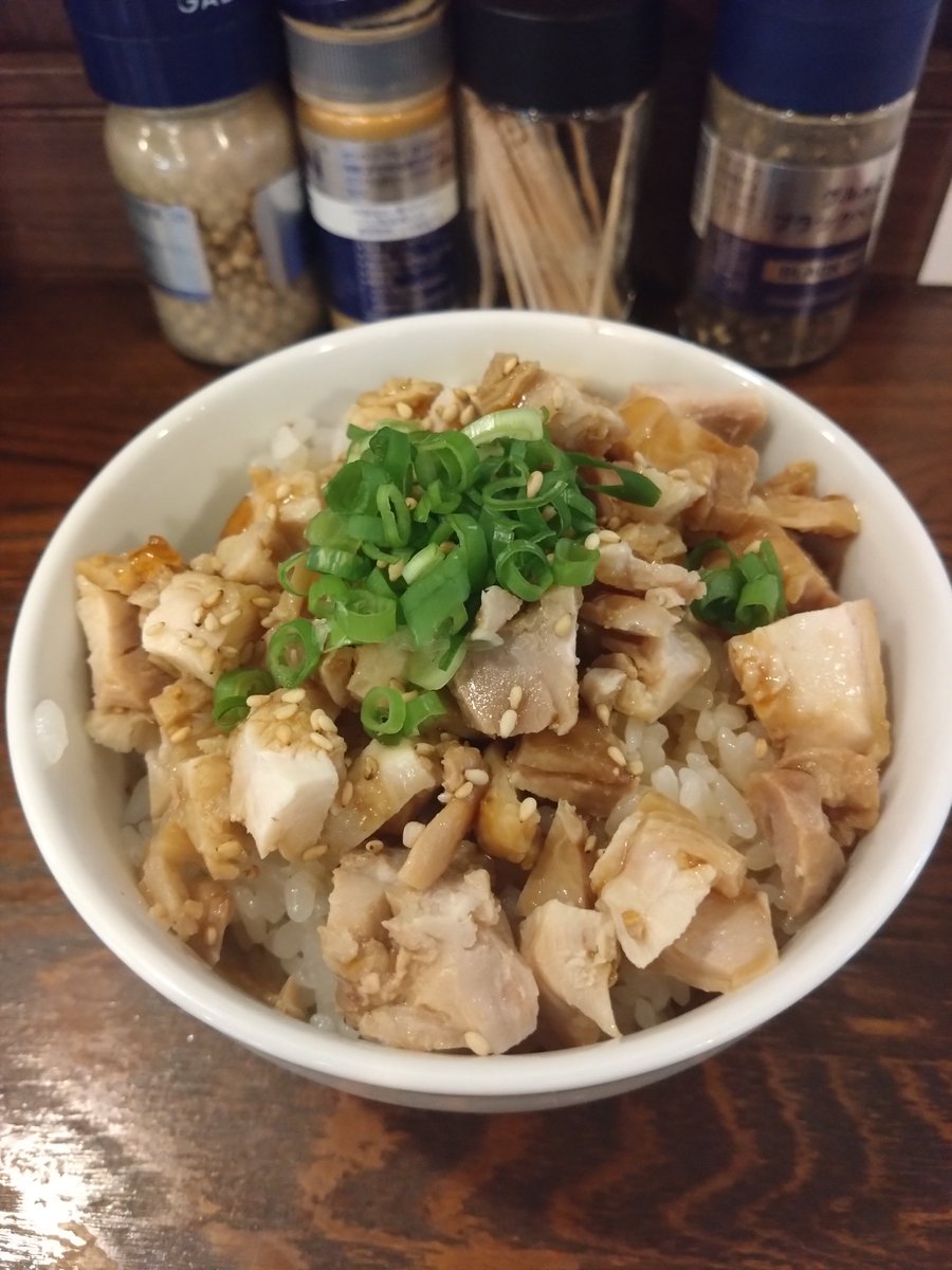CRIJLWVEbjO5Jdu's tweet photo. 今夜は麺屋齋虎さん
塩ラーメンゆず入り　鶏飯
久しぶりに温かいプースーが
飲みたくなり訪麺
爆速提供記録更新ならずも
やっぱり早い🤣
相変わらずゆずのナイススメル
シンプルながら
レンゲが止められないプースー
甲子園と相まって興奮気味に
一気飲み
大満足おやじでした🤣✌️
ご馳走様でした🙇 https://t.co/GZ1H6ebPuE