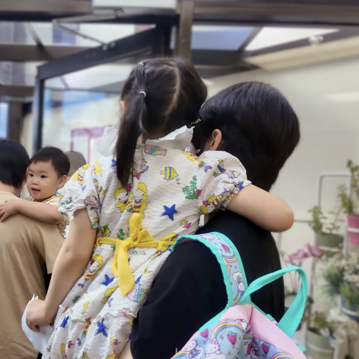 urfavvleehaenie's tweet photo. คิดถึงตอนนั้นเลยที่ม้าคบอกว่าถ้าตัวเองมีลูกสาวคงทึ่มมากแน่ๆ ฮือออออออ จั้นอยากเห็นตอนแกมีครอบครัวเหมือนกันㅠㅠ https://t.co/RtEIbtnRci