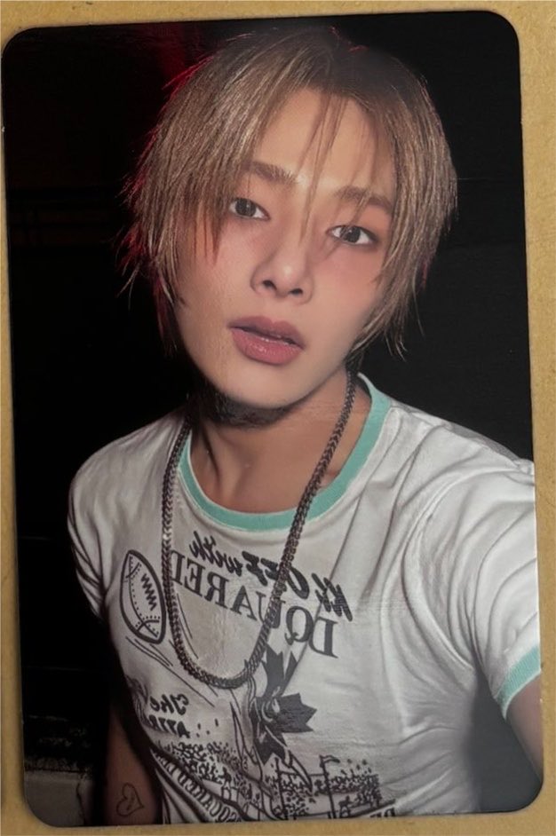haiknowyu's tweet photo. JEONGIN ARMS IN THE BACK OF THE PC 🤤 https://t.co/x6ODRRRUFC