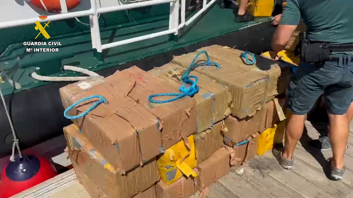 guardiacivil's tweet photo. #OperacionesGC | 📦Intervenidos más de 800 kilos de cocaína en Punta Umbría (Huelva).

🚤La droga fue arrojada al mar durante la huida, siendo recuperada por los agentes del #ServicioMarítimo de la @guardiacivil. 
👇
https://t.co/5zS20dcy9v https://t.co/qWv91JGOuV