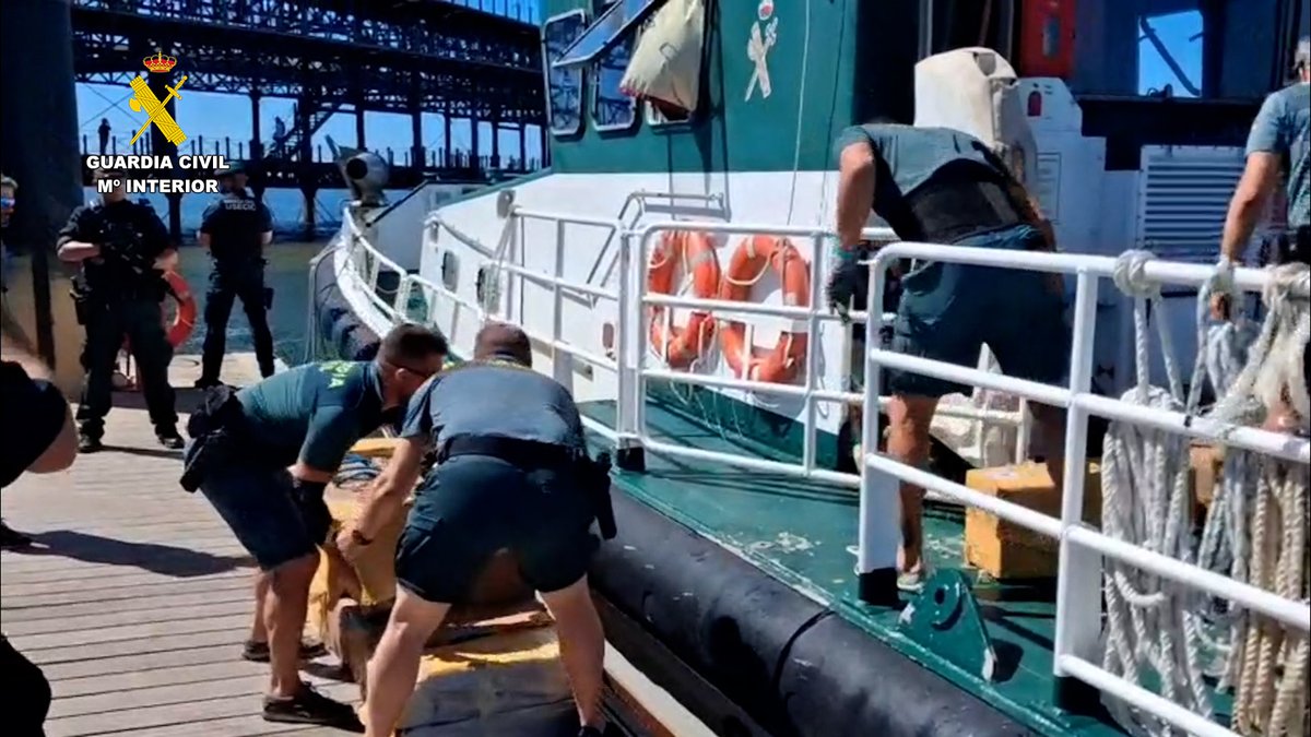 guardiacivil's tweet photo. #OperacionesGC | 📦Intervenidos más de 800 kilos de cocaína en Punta Umbría (Huelva).

🚤La droga fue arrojada al mar durante la huida, siendo recuperada por los agentes del #ServicioMarítimo de la @guardiacivil. 
👇
https://t.co/5zS20dcy9v https://t.co/qWv91JGOuV