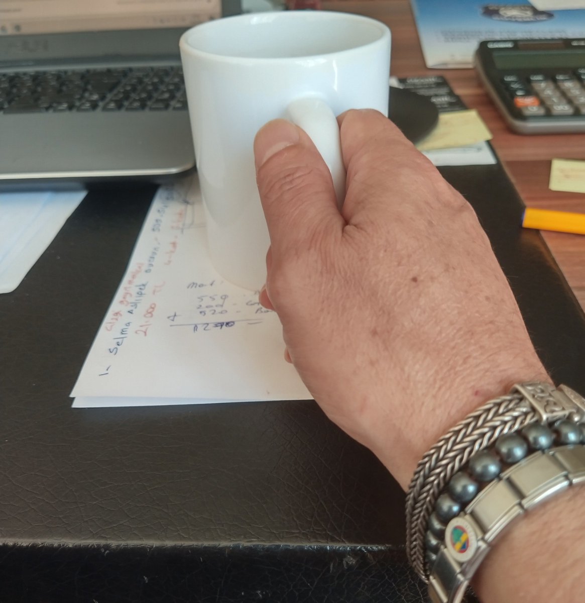 Matavaxx35's tweet photo. İşler güçler ama kahvesiz olmaz☕🎶 
Gönlümüzden geçen güzellikler bizi bulsun🍀😊 
#Cuma
#HayırlıCumalar https://t.co/xYehCJNYIi