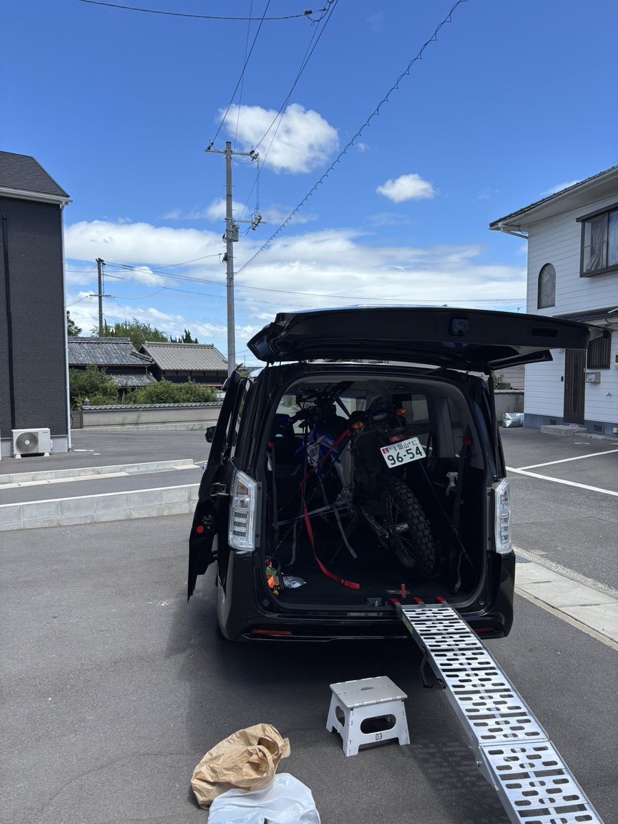 Aka_Re's tweet photo. 播州アドベンチャーラリー
前日受付と車検、ギリギリ間に合った
初めてのトランポでだいぶ苦戦
WRはステップワゴンでトランポできるってネットで見たけどだいぶキツい、傾けながらじゃないと入らん

ギリギリすぎてスタッフの皆さんに申し訳なかった… https://t.co/qSx3wrvKNe