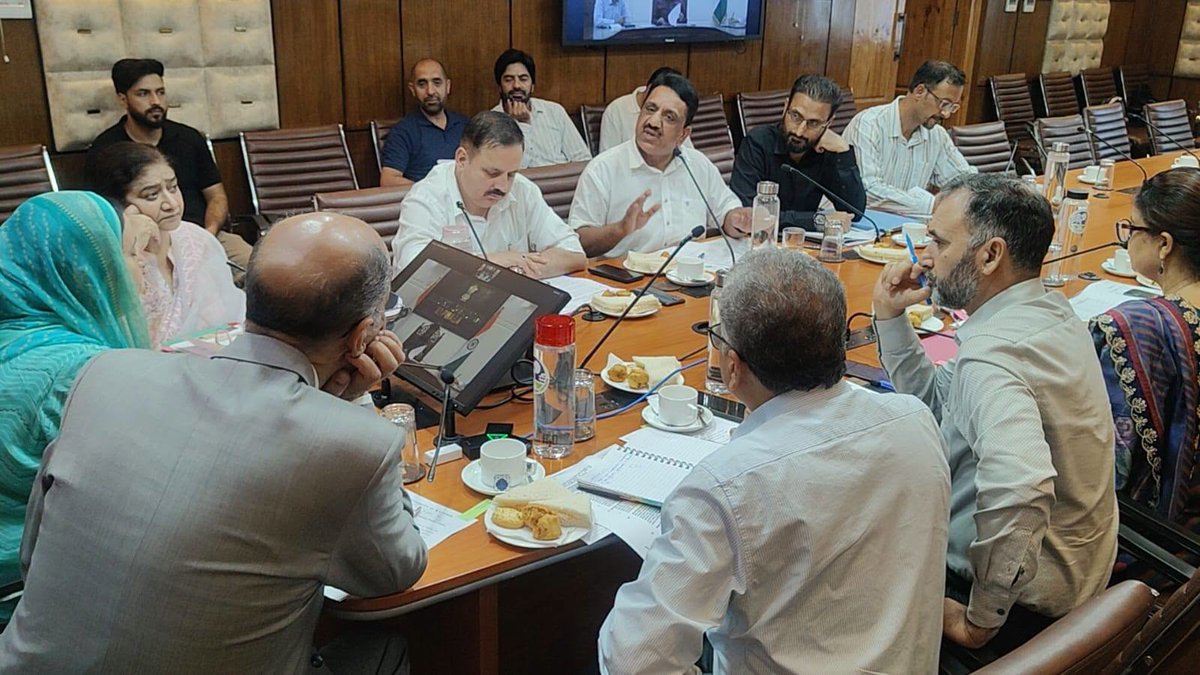 KashmirLife's tweet photo. Education Minister #SakinaItoo, accompanied by Advisor to the Chief Minister #NasirAslamWani, chairs a comprehensive review meeting on the development and functioning of the #UniversityOfKashmir's #Kupwara Campus. The meeting reviewed infrastructure, academic facilities, student welfare and ongoing development works, reaffirming the government's commitment to strengthening higher education and creating modern, inclusive learning spaces across #JammuAndKashmir. See photos.