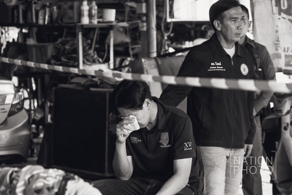 tamon_huiyong's tweet photo. ในเหตุการณ์นี้ ไม่มีคำว่า “ผู้ร้าย“ มีแค่ "ฆาตกร" กับ "เหยื่อ"

ต่อให้โดนทำร้ายหรือบูลลี่มาจากไหน ก็ไม่มีสิทธิ์ไปจบชีวิตผู้อื่นแบบนี้ 

อย่า romanticize หรือสร้างความสงสารให้ฆาตกร แล้วผู้บริสุทธิ์กับครอบครัวผู้สูญเสียเค้าผิดอะไร? สิ่งนี้มันเหมือนการฆ่าพวกเค้าทั้งเป็น 

จุดยืนของสังคมควรเป็นการเห็นใจและเยียวยาผู้สูญเสีย พร้อมทั้งประณามความรุนแรง ส่วนการตั้งคำถามเรื่องการบูลลี่ มีไว้เพื่อเรียนรู้ ถอดบทเรียน และวางแนวทางป้องกันในอนาคต ไม่ใช่มีไว้เพื่อลดทอนความผิดของผู้ก่อเหตุ

#กราดยิง #เทพศิรินทร์ #นนทบุรี