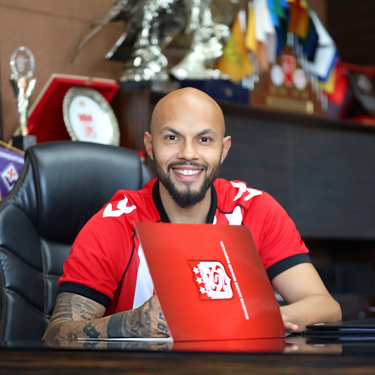 SOZ__6's tweet photo. Yeni bir sayfa,yeni hedefler ! Bu camianın bir parçası olmaktan mutluluk duyuyorum. Sonu şampiyonluk olsun ✍🏾 @Sivasspor https://t.co/n7EzddPPYb