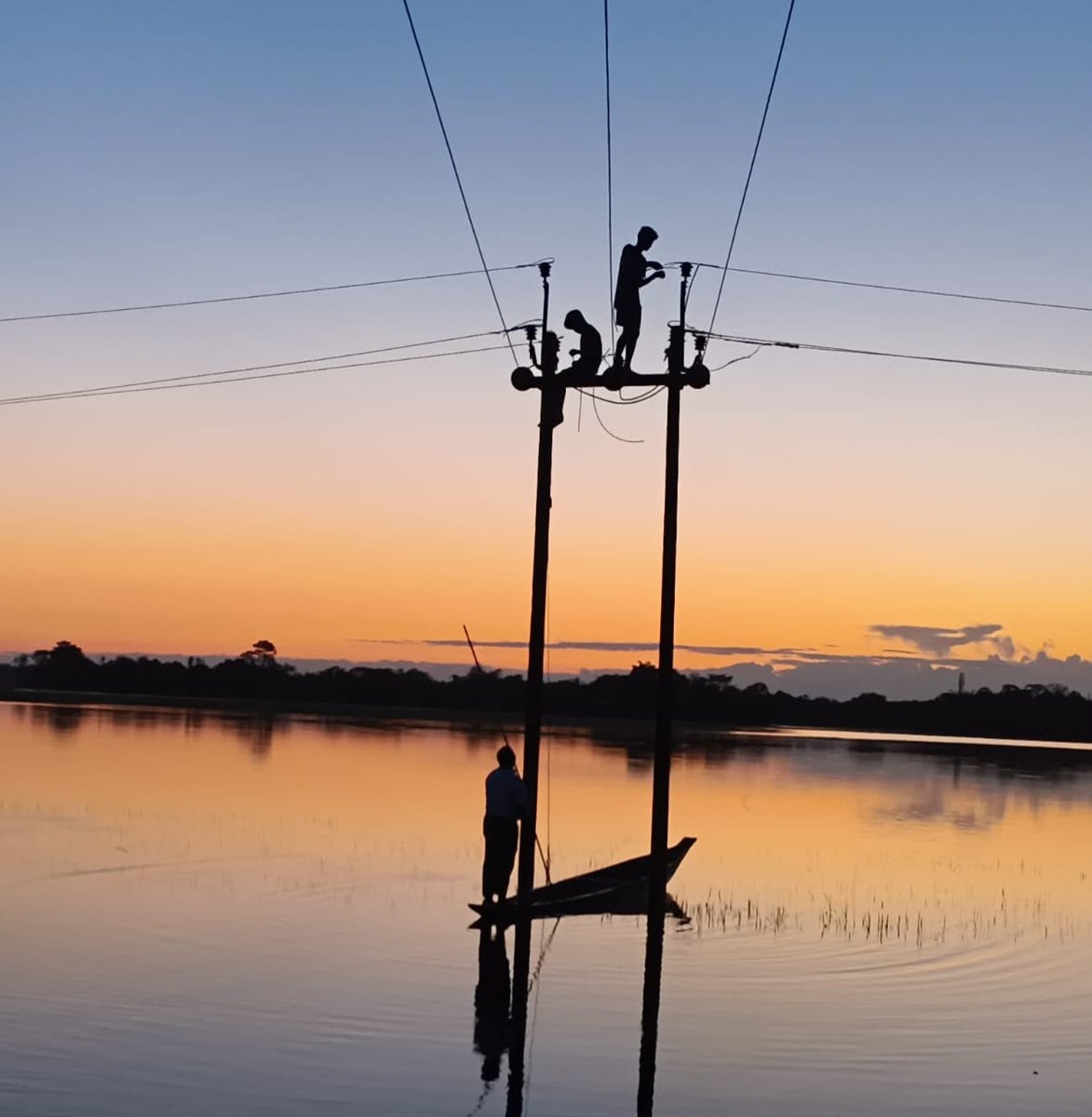 himantabiswa's tweet photo. A shout out to our Power Department teams, who are using every possible means to reconnect transformers and bring the grid back online
 
Equally remarkable is the resilience of our energy infrastructure, which has withstood these unprecedented floodwaters.
 
#AssamFloodsResponse https://t.co/8jKvVIkQmu