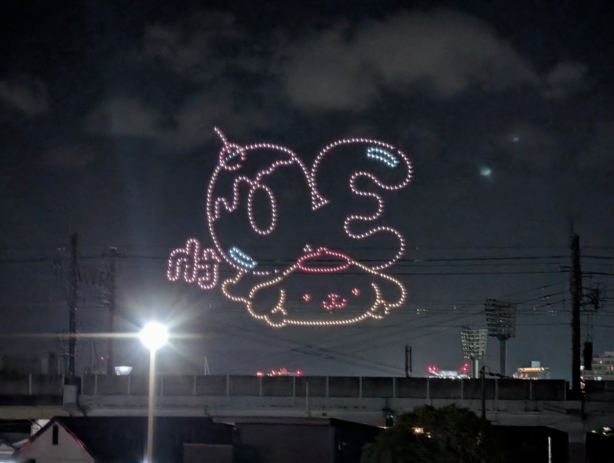 takamon1921's tweet photo. 昨日の花火 空にミシガン飛んだりポム飛んだりひこにゃん飛んだりしてて ドローンショーステキやった https://t.co/z1BMxrq5eH