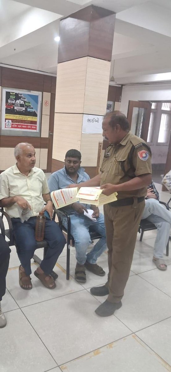 rtovalsad's tweet photo. RTO વલસાડ દ્વારા માર્ગ સલામતી જાગૃતિ અભિયાન અંતર્ગત અરજદારો અને વાહનચાલકોને પત્રિકાઓનું વિતરણ કરાયું. 🚗📄🚦@GRSAofficial @COTGuj_office https://t.co/18W4RYOK32