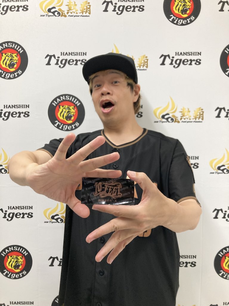 tigersgoodsinfo's tweet photo. 🐯Tigers✖️10-FEET🔟
コラボグッズ販売中！

「TIGERS B-LUCK DYNAMITE SERIES 2026 Supported by JERA」の本日のゲスト、10-FEETのTAKUMAさんにコラボグッズを持っていただきました！！

コラボグッズの受注販売は8/25（火）23:59まで！

まだゲットしていない方はこちらをチェック✅
https://t.co/XHSKOPIMjK

▼B-LUCK DYNAMITE特設サイト
https://t.co/uY3MX9s2H8

#阪神タイガース
#10-FEET
#TAKUMA さん
#ブラックダイナマイト
#TBDS