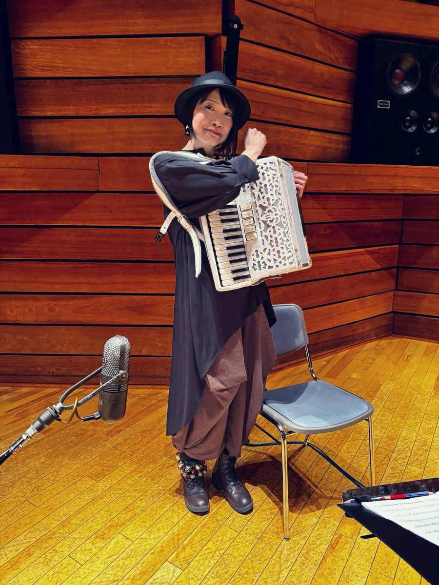 yukafujinoacc's tweet photo. スクウェア・エニックス ミュージック公式YouTube【公式が本気で #弾いてみた 】にて、クロノ・トリガーより光田康典さん楽曲「カエルのテーマ」をアレンジ＆演奏しました！重い過去を乗り越え、魔王に立ち向かうカエル。小型アコーディオン一台+足鈴で勇ましく挑みました。
コメント欄に、解説も書かせていただいています！