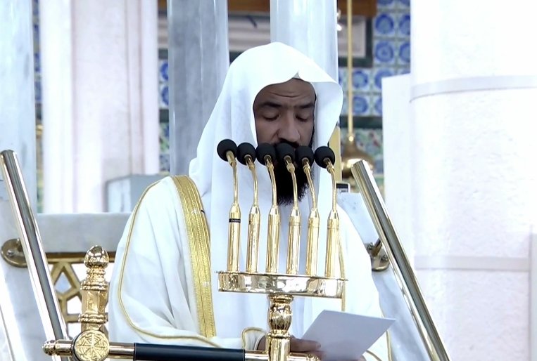 SaudiNewsFR's tweet photo. L'Imam et orateur de la mosquée Prophétique d'Al #Madinah, le Cheikh Dr Abdullah Al Bu'aijan durant le sermon de ce vendredi :

❝ Préserver vos 5 prières et obligations religieuses pour atteindre le bonheur et la paix intérieure. Le bonheur est un désir profond et un but recherché par tout être humain, et son chemin passe par la Foi et les bonnes actions. ❞