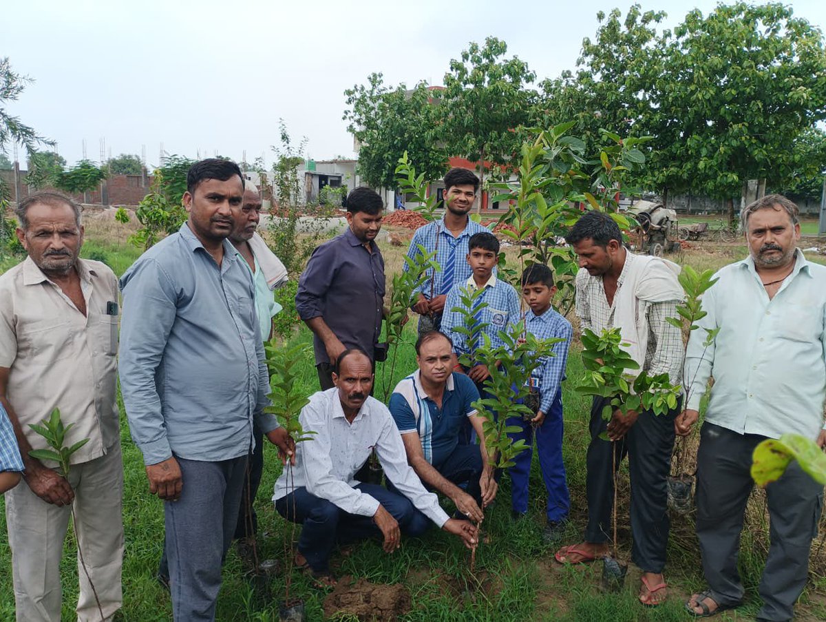 pahalwelfareFND's tweet photo. हरियाली का उत्सव बना पहल वेलफेयर फाउंडेशन का अभियान

बदलते मौसम, बढ़ते प्रदूषण और घटती हरियाली के बीच जनपद बुलंदशहर में एक सकारात्मक तस्वीर उस समय देखने को मिली, जब पहल वेलफेयर फाउंडेशन ने हरियाली को जनआंदोलन का रूप देते हुए वृहद वृक्षारोपण अभियान आयोजित किया।

#plantationdrive https://t.co/G5JZkWcs2f