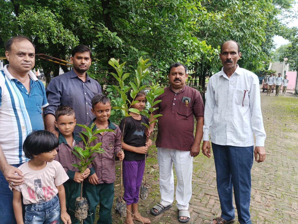 pahalwelfareFND's tweet photo. हरियाली का उत्सव बना पहल वेलफेयर फाउंडेशन का अभियान

बदलते मौसम, बढ़ते प्रदूषण और घटती हरियाली के बीच जनपद बुलंदशहर में एक सकारात्मक तस्वीर उस समय देखने को मिली, जब पहल वेलफेयर फाउंडेशन ने हरियाली को जनआंदोलन का रूप देते हुए वृहद वृक्षारोपण अभियान आयोजित किया।

#plantationdrive https://t.co/G5JZkWcs2f