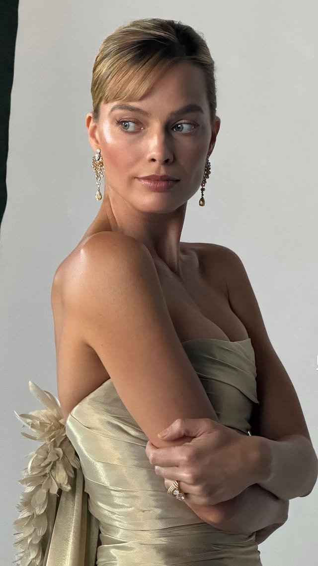 MargotRobbiePet's tweet photo. I WANT TO EAT MARGOT ROBBIE'S POOP 💩 SO FUCKING BAD !!!!!!! 😵‍💫💖🥴

#MargotRobbie #incel #loser https://t.co/CBIbUU9G1P