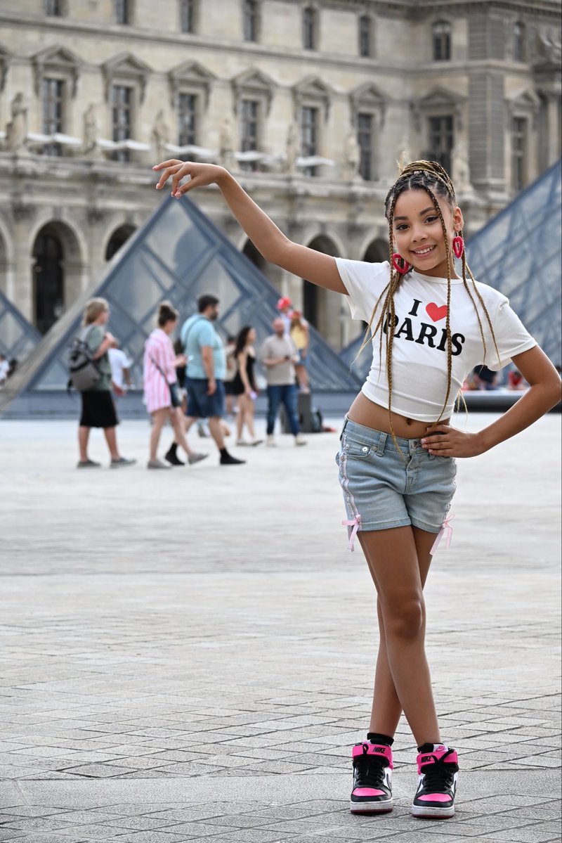 KleopatraVargas's tweet photo. Mother-daughter adventures hit different in the City of Light. 🇫��🤍 Collecting moments, not just photos, and making memories that will last a lifetime. ✨
#Paris #Louvre #MotherDaughter #TravelTogether #MakingMemories #KleopatraVargas #DrKrystalChanchangi #France #FamilyGoals https://t.co/BDLTTTsURU