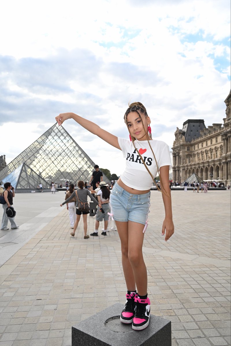 KleopatraVargas's tweet photo. Mother-daughter adventures hit different in the City of Light. 🇫��🤍 Collecting moments, not just photos, and making memories that will last a lifetime. ✨
#Paris #Louvre #MotherDaughter #TravelTogether #MakingMemories #KleopatraVargas #DrKrystalChanchangi #France #FamilyGoals https://t.co/BDLTTTsURU