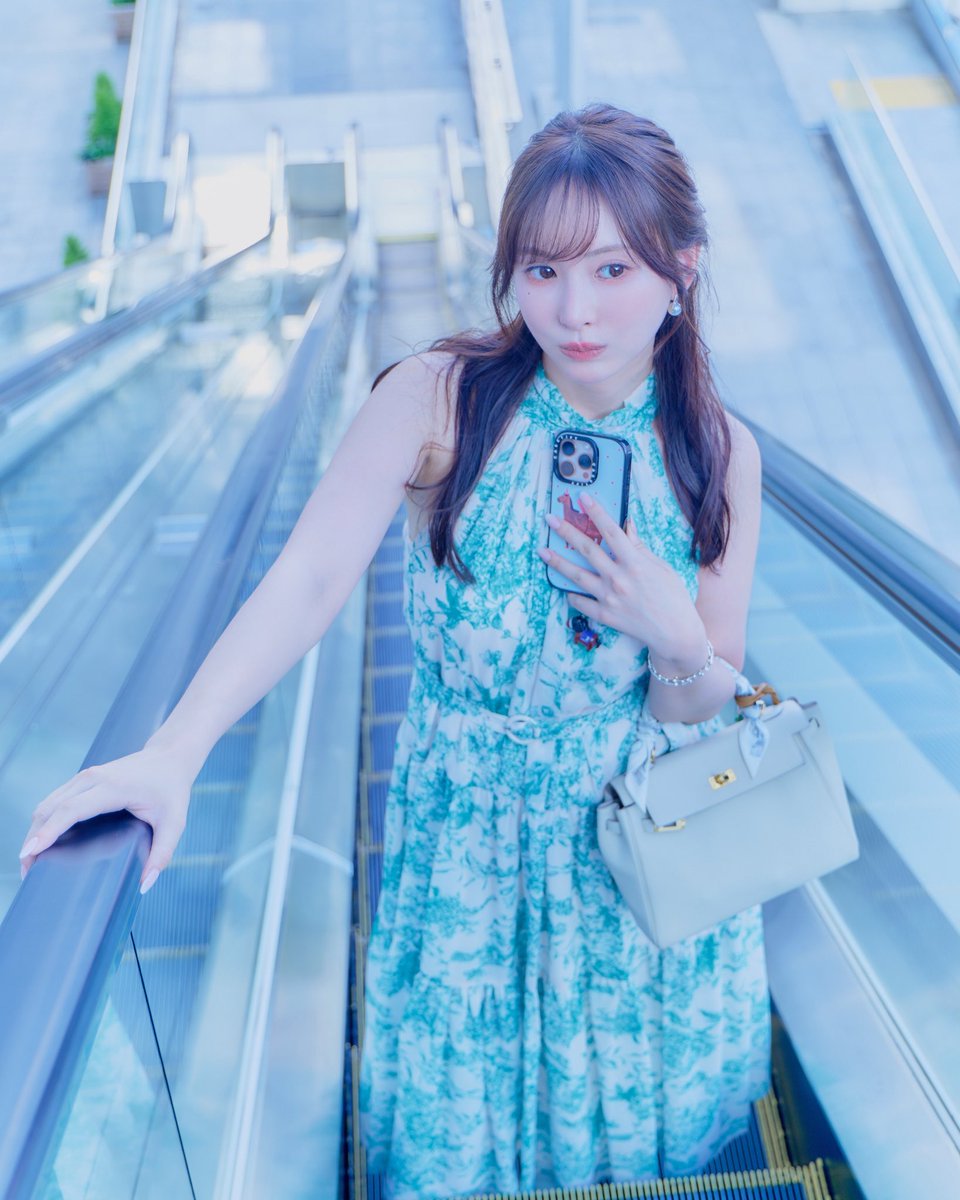 MinamiHimeno000's tweet photo. デートっぽい2枚
一度撮ってみたかった上目遣い➕エレベーター📸 https://t.co/Wt3H2xnE42