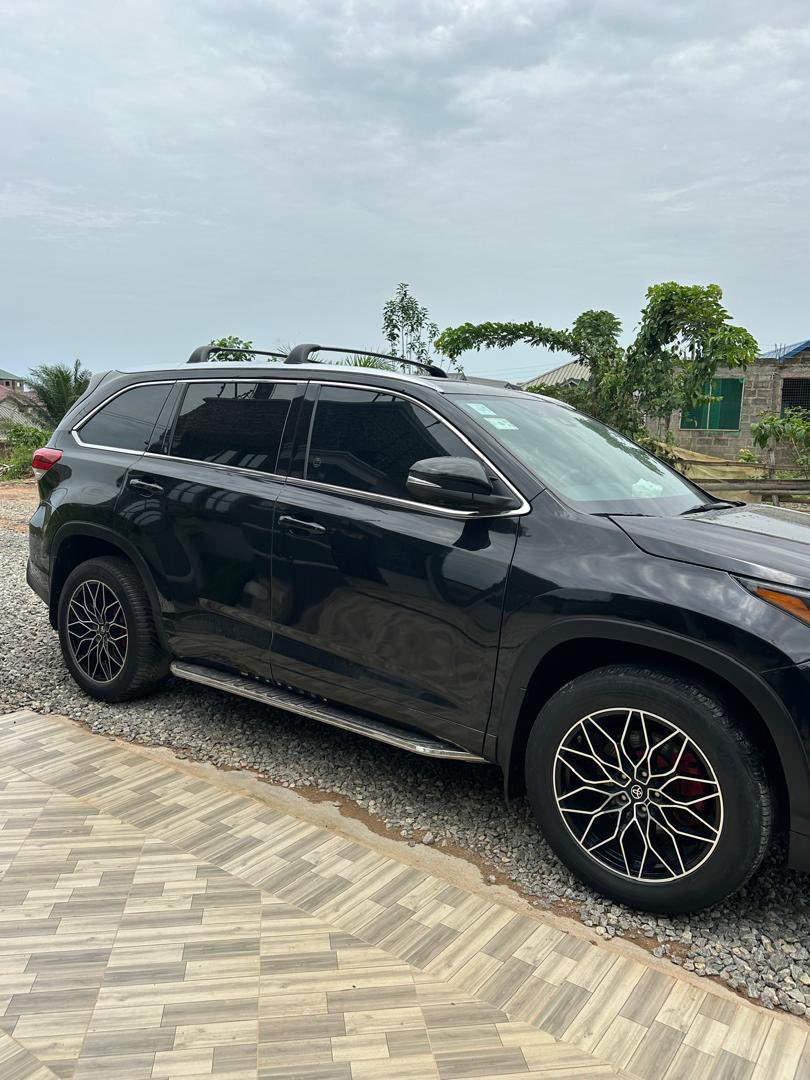 bigboiyankee's tweet photo. 2019 Toyota Highlander Limited Platinum V6 (AWD) Full Opt
Engine3.5L DOHC V6.
Horsepower295 hp 
Torque263 lb.-ft. @ 4,700 rpm
Transmission8-speed shiftable automatic
Fuel economy (city/hwy)21/27 mpg20/26 mpg
Seating capacity 7 
Captain seat
450k negotiable 
Dm let’s talk https://t.co/pcSc2BTEj8