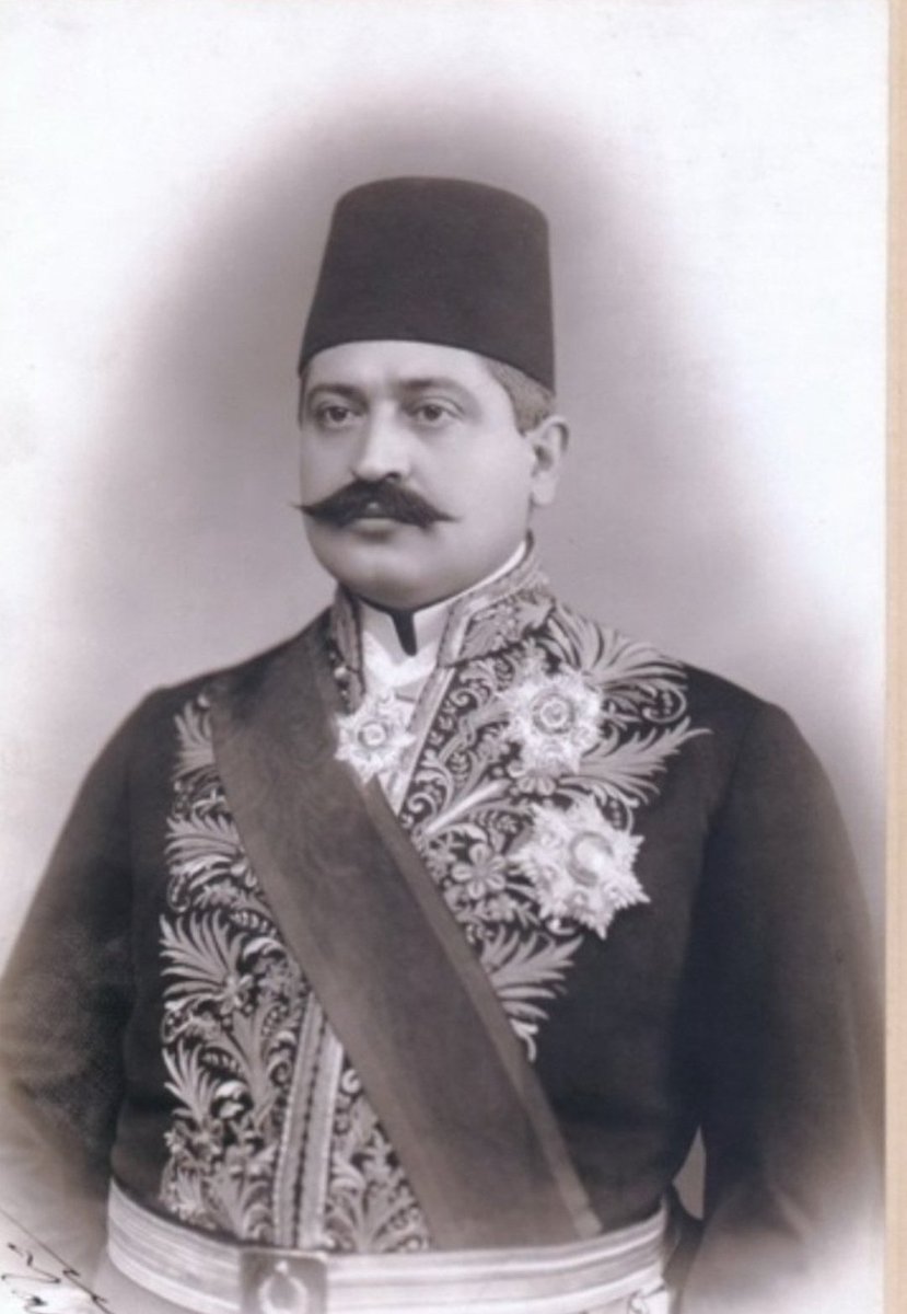 ismailkkilinc's tweet photo. KUMARBAZLARIN ŞAHI OLARAK TALAT!

İttihadçıların Taşnaklarla bir dönem ittifak ettiği malum. Namlı katil ve komitacı Ermenilerin çoğu da Taşnak idi. Bunların bir kısmı Talat'ın içki ve kumar masası arkadaşı idi. Talat'ın kumarı ya eğlence ya da sembolik (sigarasına, hesabına) oyun idi çünkü Talat hep parasız biri idi. Müslüman ve Türkler de zengin olmalı diyerek birçok kişiyi zengin eden Talat, paraya köpek muamelesi yapardı. Talat, aynı zamanda para ile satın alınamayacak ya da paraya kul-köle olmayacak insanların da şahı idi.  

Balkan Harbi'nde tarihimizin en rezil, en haysiyetsiz, en şerefsiz hezimetini yaşamış, namusumuzu koruyamamış, birçok Müslüman Türk kadın ve kız Yunan, Bulgar ve Sırp orospu çocuklarının tecavüzüne maruz kalmıştı. 

Talat, itirafsa itiraf, Balkan Harbi'nden sonra bambaşka biri olmuştur. Artık elde kalan toprakları ne pahasına olursa olsun koruyacaktır. Fakat ahmak Ermeni liderler bunu idrakten acizdi. "Oh oh tam zamanı, Osmanlı'yı bir daha bu halde yakalayamayabiliriz, hasta yatağında düzülür" diyerek büyük devletleri devreye sokup Ermeni bağımsızlığı en azından özerkliği için harekete geçtiler. Talat, Ermeni liderlere hem bizzat hem de aracılar vasıtasıyla adeta yalvardı, "yapmayın, etmeyin" dedi. Maalesef o esnada uluslararası konjonktür aleyhimize olduğu için Talat ve İTC, büyük devletlerin tehdit ve tazyikine boyun eğdi ve Ermeni özerkliği manasına gelen Yeniköy Anlaşmasını imzalamak mecburiyetinde kaldı.

Talat, kindar mıydı bilinmez ama asla unutacak biri değildi. Ermeni özerkliği projesi ufak ufak tatbik edilirken OSMANLI için bir mucize oldu ve I.Dünya  Harbi çıktı. Talat, zamanı gelince düğmeye bastı. Pera'da Ermeni komitacı liderlerle akşam yemeği yerken, içki ve kumar masasında şen-şakrak vakit geçirirken Emniyet siyasi kısım amiri Mustafa Reşid Mimaroğlu listesini hazırladığı tehlikeli ama çoğu komitacı Ermeni liderleri toplamak için son hazırlıkları yapıyordu. Talat, kumar oynadığı Ermeni liderlere kumarbazlığını göstermiş, renk vermemişti. Bu sebeple hepsi gafil avlandı. Sadece Vartekes uyanık çıkmış, olacaklardan haber almış, Hüseyin Cahid'i şefaatçi yapmıştı. Talat'a "ben eski Vartkes değilim, karım, çocuğum var, Talat beni bağışla" demişti. Talat yine de bağışlayıcılığını göstermiş ama Vartkes nedense kaçmamıştı.

Büyük kumar ustası Talat, 24 Nisan'da hepsi de Ermeni bağımsızlığı için çalışan, tehlikeli çoğu komitacı Ermeni liderleri derdest ettirmişti. Ermenilerin niçin yollarda onbilerce masumun öleceği tehcir karar tarihini değil de tek bir Ermeninin burnunun kanamadığı 24 Nisan tarihini "soykırım tarihi" olarak kabul ettikleri herhalde anlaşılmıştır. 24 Nisan, Talat'ın Ermeni istiklal ve imtiyazı düşüncesi, planı ve kararlarını paramparça ettiği tarihtir. 

Kumar deyip geçmemek lazım.

Talat, sen "münci-i millet ve memleketsin". Bunu sana bir İslamcı diyor, sakın unutma!