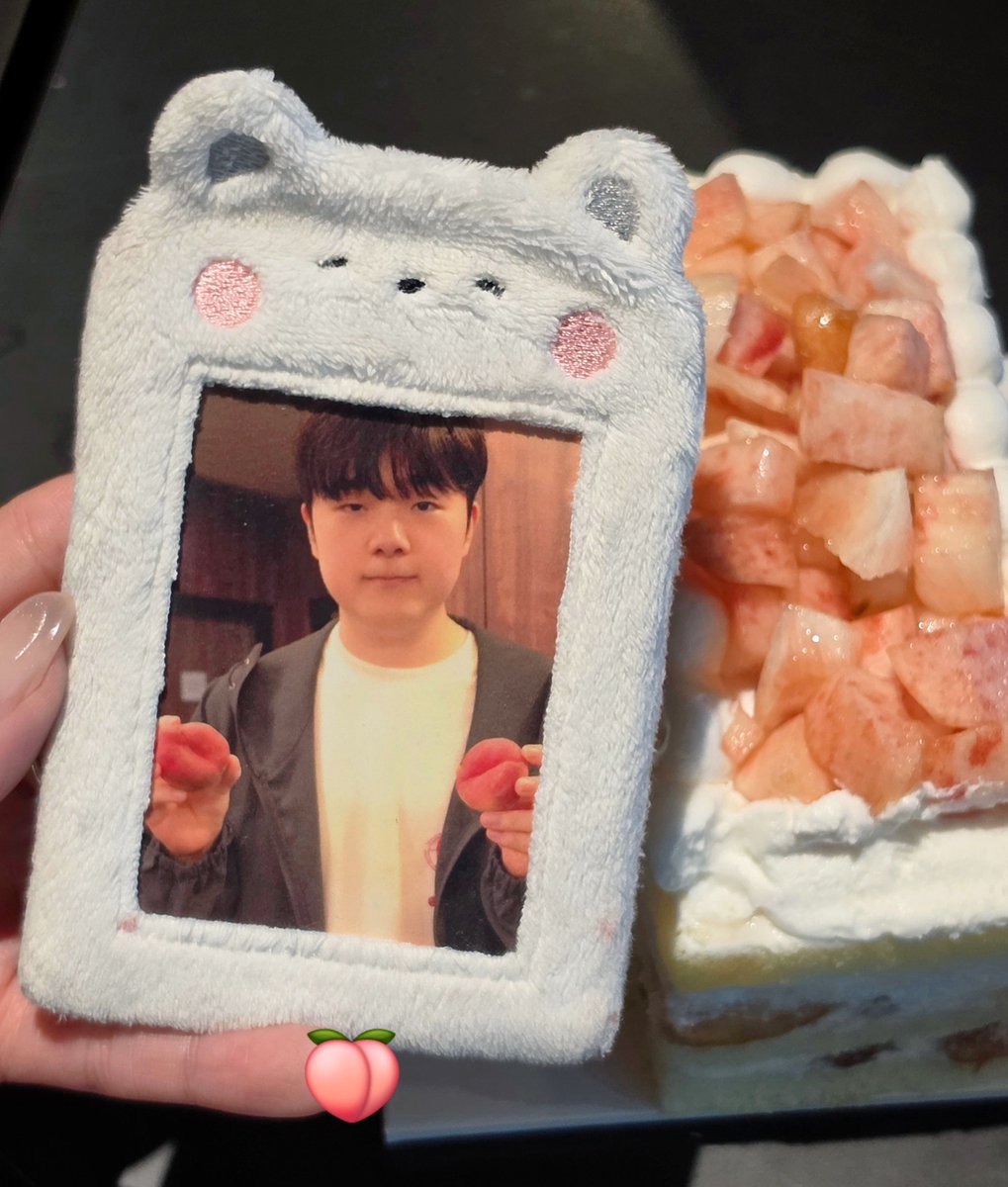 buya0618's tweet photo. 오늘 젠지 팬존 포카는 복숭아 건부
코엽다^__^ https://t.co/IkuTqwERQf