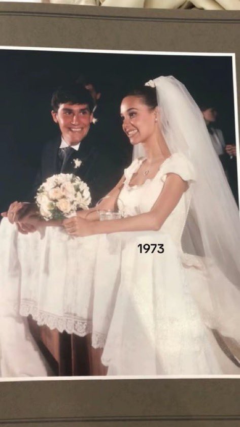 HVMHaber's tweet photo. Bir çift, 1973 yılında evlendikleri gün çekilen fotoğrafları ile şimdiki hallerini paylaştı. https://t.co/8Kb2qbb3xF
