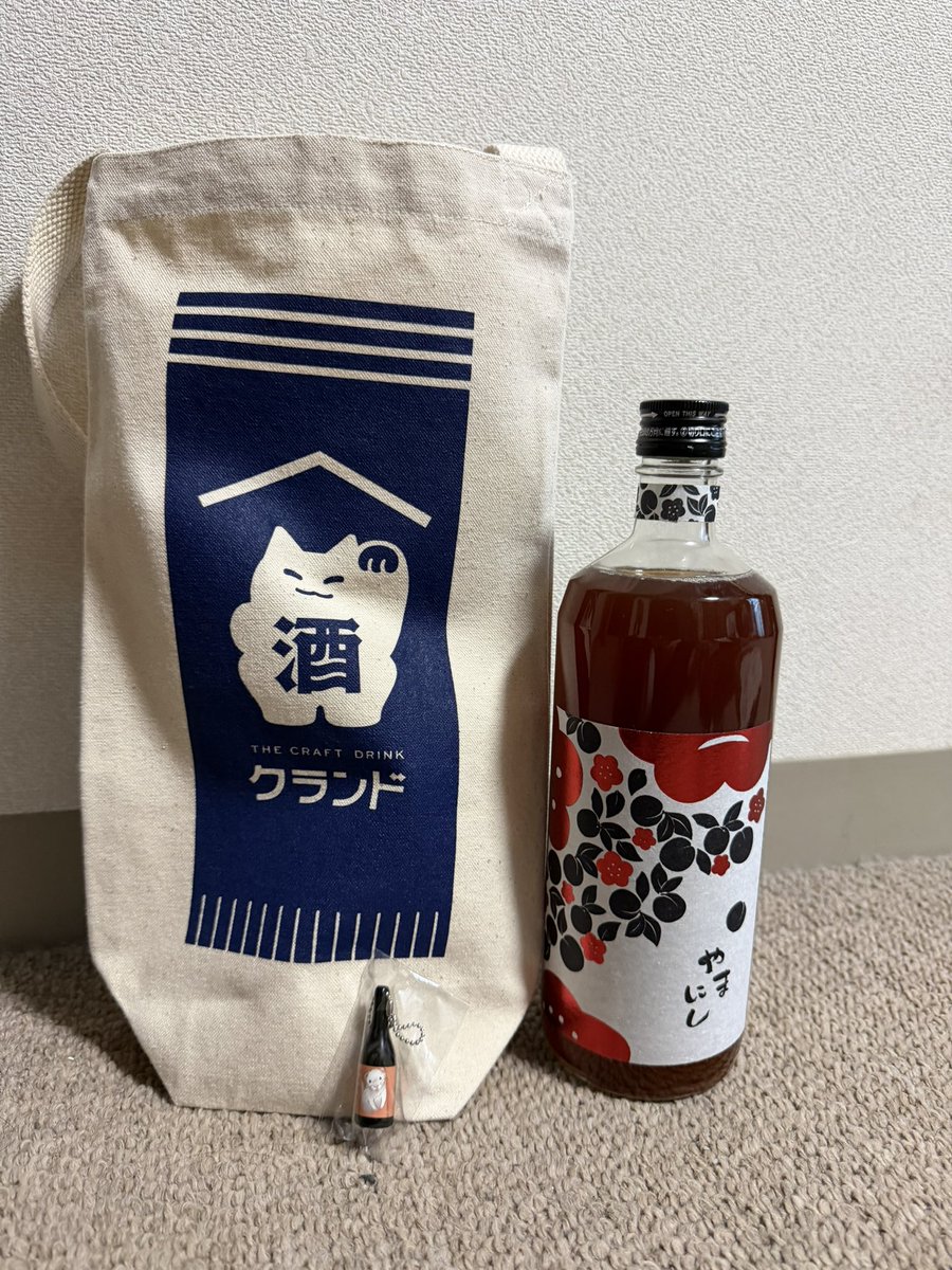 dayan0728's tweet photo. 立川駅のコンコースで、クランド@KURAND_INFO さんの酒ガチャしてきたー
ミニボトルチャームガチャと、ボトルバックも買ったよ https://t.co/hHlAF7pOaN