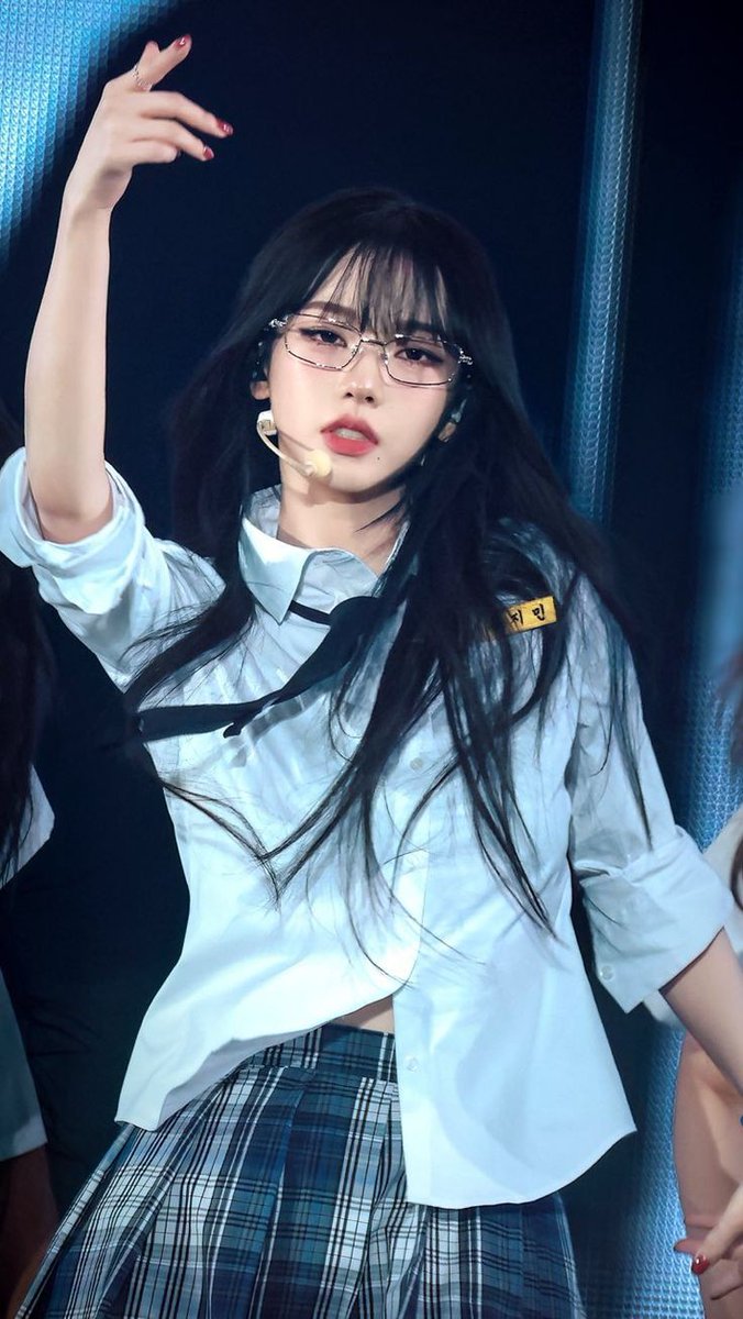 butterflyflyye's tweet photo. Jujur penasaran banget genre kali ini, outfitnya kayk gimana, aduhh gak sabar. Semoga sukses untukkk solonya kali ini. 

KARINA NEW SOLO MUSIC

#KarinaNewMusic
#카리나_신곡_공개 https://t.co/ahieFpVYPZ