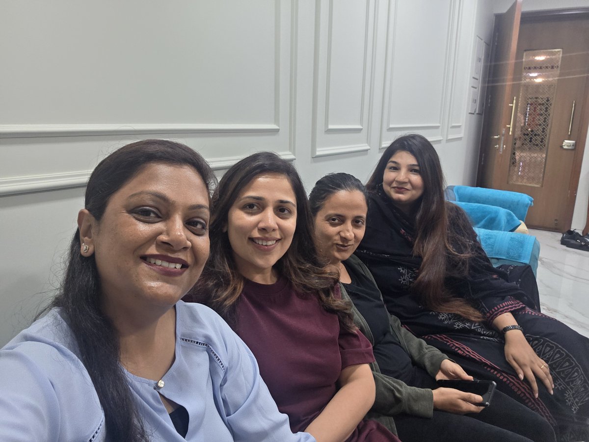 URupwate's tweet photo. Love U Girls🥰
Celebrating 27 Years of our Friendship🌈
1999 मध्ये सेंट झेवियर्स कॉलेज चा आमचा पहिला दिवस ते आज तागायत... हम साथ - साथ हैं ❤️
27 वर्षांपासूनची ही मैत्री आम्हा सगळ्यांसाठीच अनमोल आहे.
#freinds #freindshipgoals #freindsforlife #happyseven #utkarsharupwate https://t.co/CYYQ2W2D28