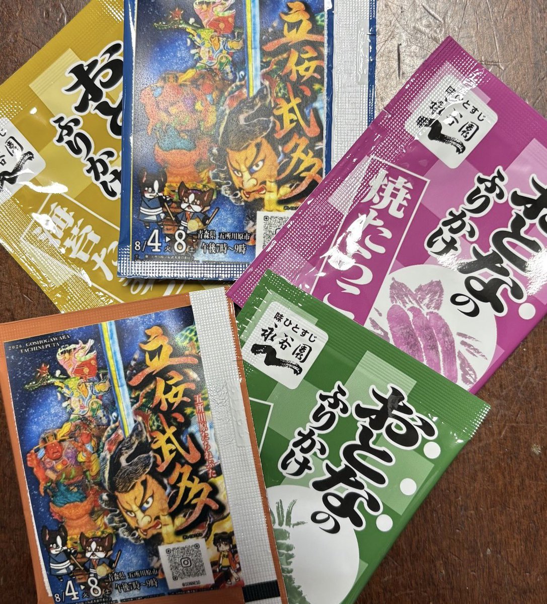 CekKf4's tweet photo. 4日目！！！
引き続き、カマぽろんうちわをお持ちの方はふりかけをプレゼント致しますので…
心組をお見かけしましたら、たくさん振って盛り上がって下さい！！🏮🙌✨
今日も囃子頑張って行きます！！！💪
イラストも早く仕上げたいし気力も体力もどっちも欲しい！！！😭 https://t.co/wH3SVXOHFw