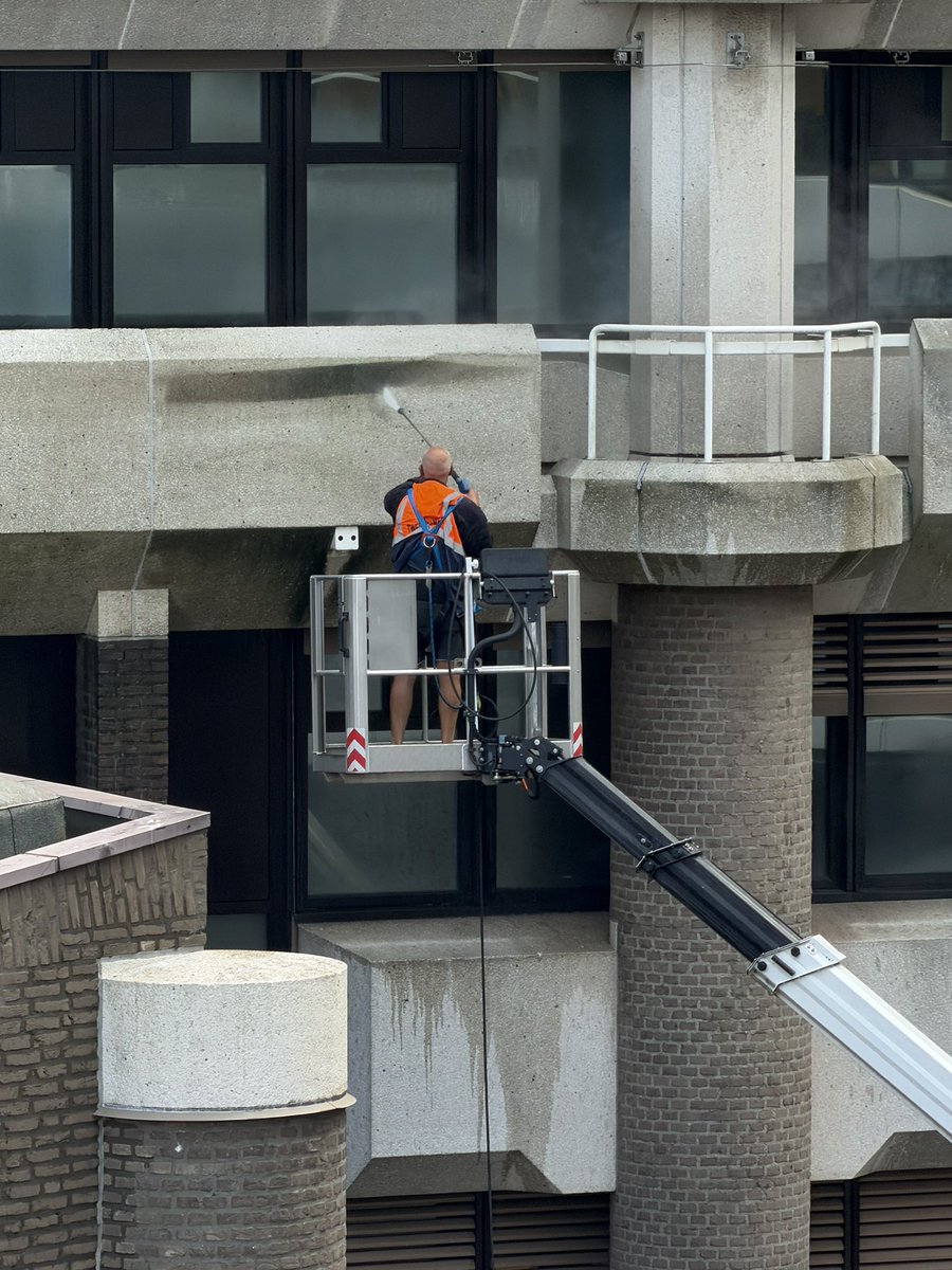 Groeneveld65's tweet photo. De boeren mogen geen water gebruiken om het land te besproeien, maar er mag vandaag wel water worden verspild om, precies tijdens de droogte, het gebouw van de Tweede Kamer schoon te spuiten, terwijl dit al jarenlang niet gebeurd is. #boeren #tweedekamer @2eKamertweets https://t.co/tGSoSQBcR3