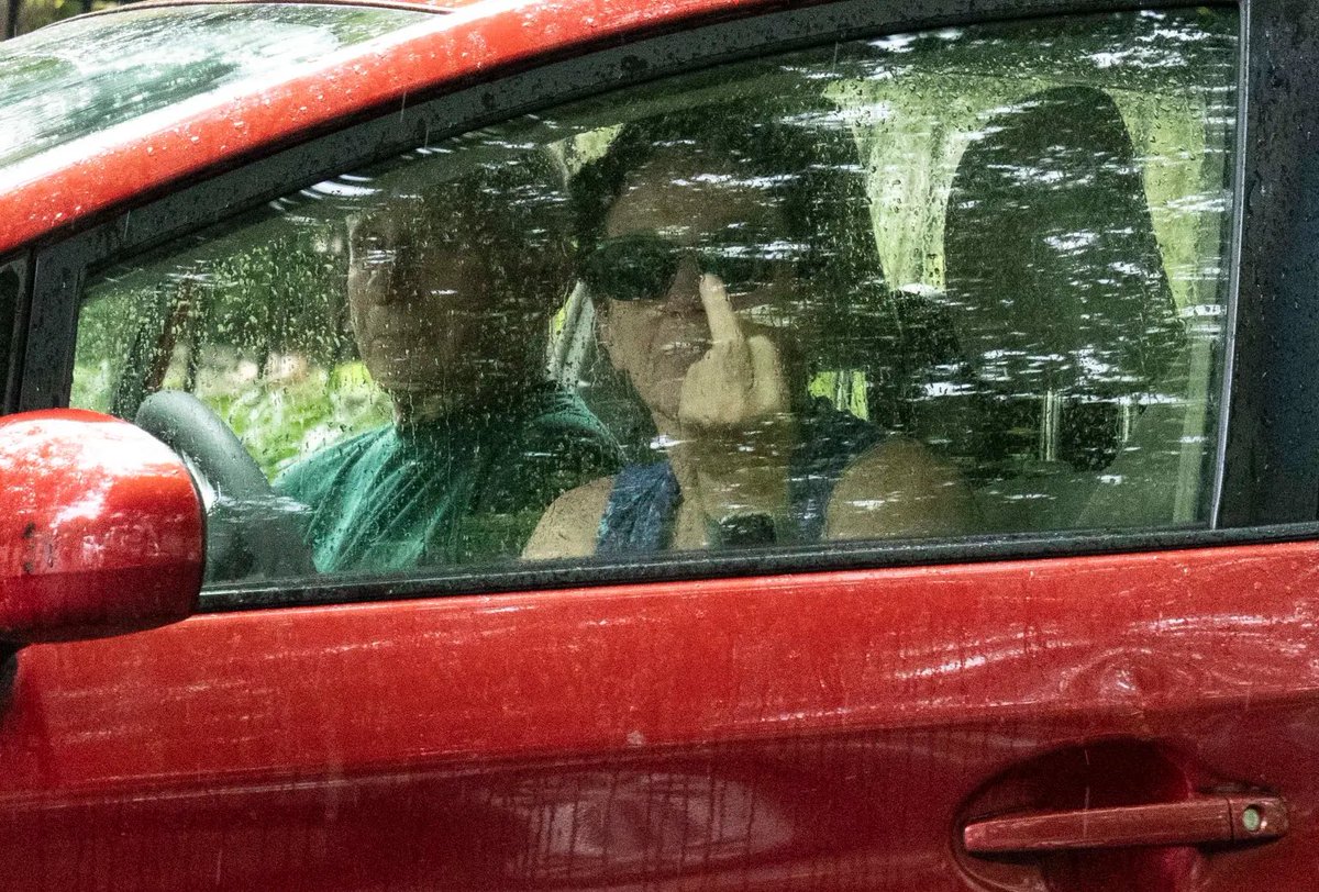 lordivan22's tweet photo. EUA 🇺🇸: A esposa do Dr Fauci (Christine Grady) foi fotografada na tarde desta quinta (6) fazendo gestos obscenos em direção ao fotógrafo. 

A foto foi registrada depois que a comissão do Senado votou por considerá-lo em desacato por se recusar a responder perguntas sobre sua gestão da pandemia de C19