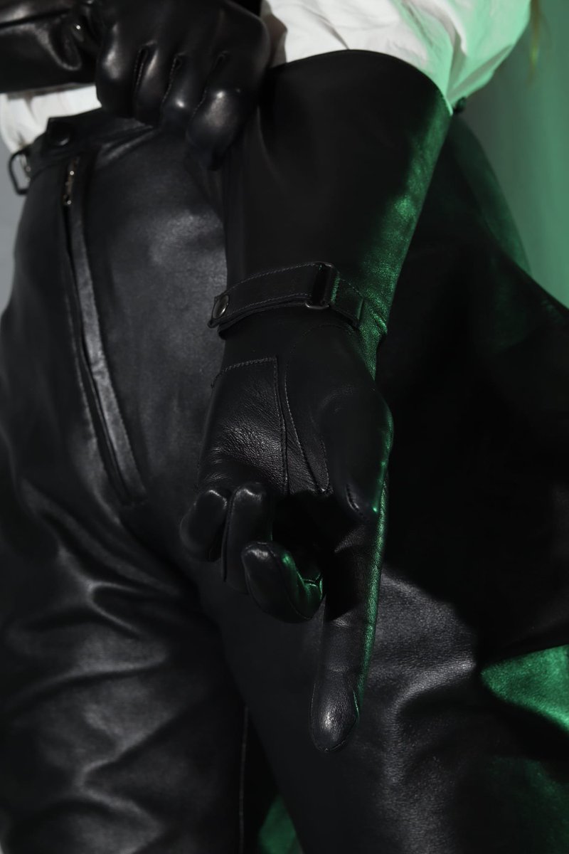 DarcyBizarre's tweet photo. Leather gloves that tell you it's gonna be a heavy session.. https://t.co/njTcs6Hcs1
