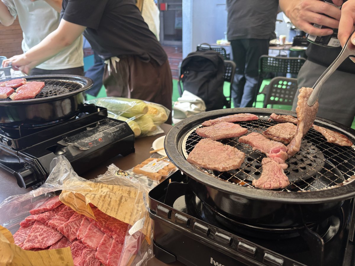 directors_univ's tweet photo. みなさま、金曜日お疲れ様です☀️
創業18周年を迎え、お祝いのBBQを開催しました🍖
当日は18周年記念ポーチもいただき、とても楽しい時間でした🥰
19年目のディレクターズ・ユニブも、どうぞよろしくお願いします✨
#企業公式がお疲れ様を言い合う
#企業公式夏のフォロー祭り
#企業公式相互フォロー https://t.co/A2gUDTUJTa