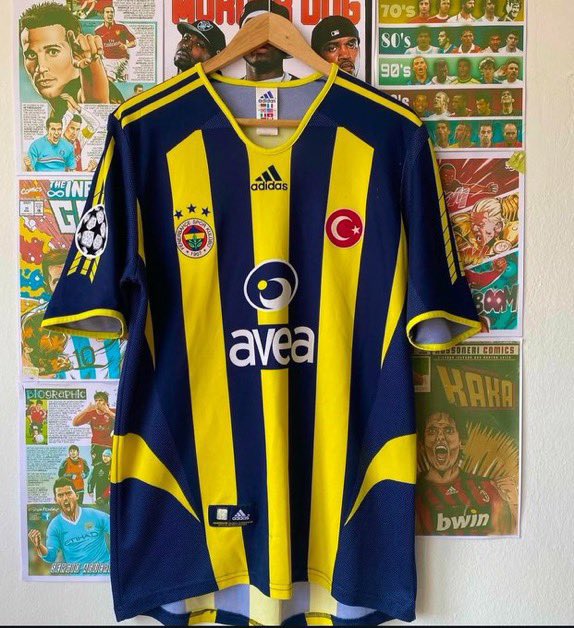 GeldJoker1's tweet photo. Fenerbahçe tarihinin 

en iyi forması               en kötü forması https://t.co/yUoKcKzdme
