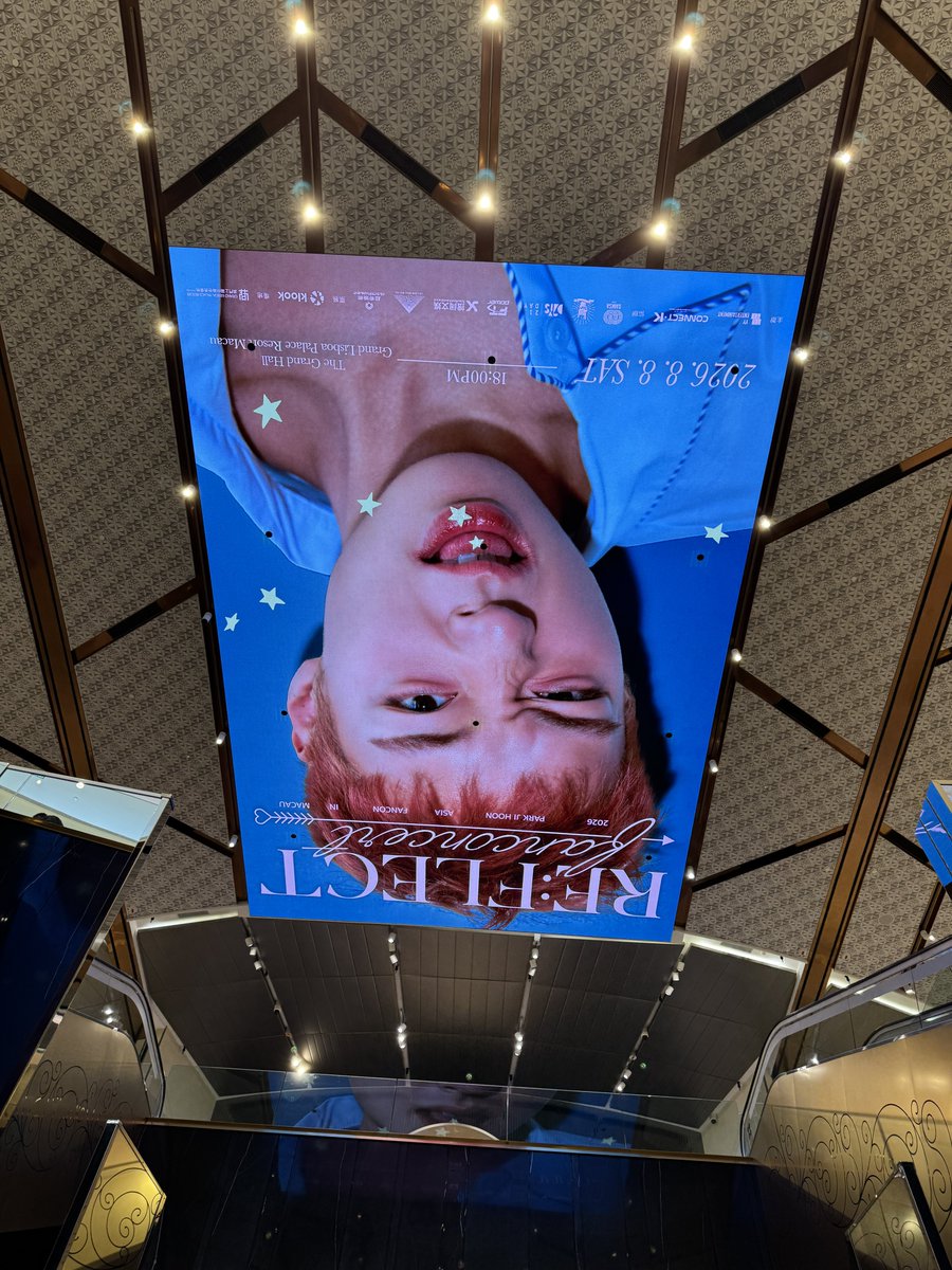 todayjh529's tweet photo. 천장 스크린에 지훈이 팬콘광고 ,, 🥺 띠요옹 https://t.co/Kagy0FCcmq