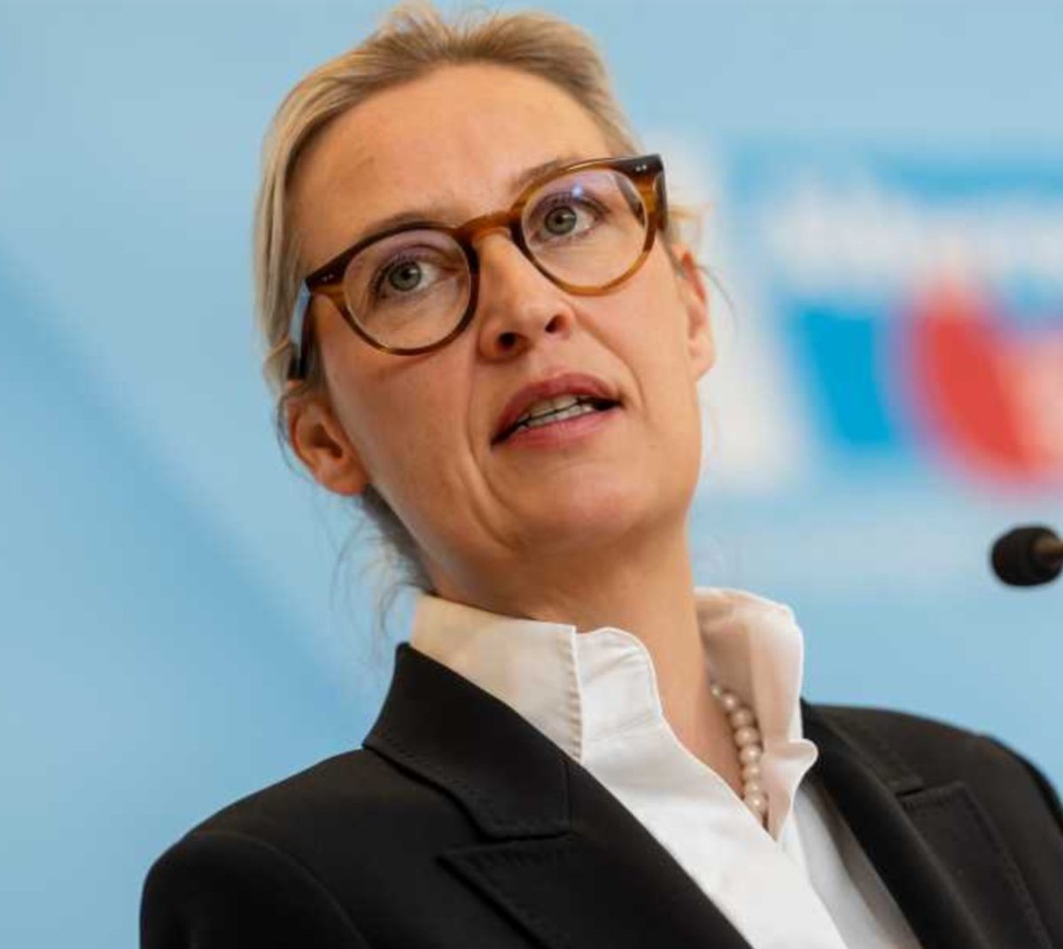MarioBojic's tweet photo. 🚨🇪🇺 The EU establishment is panicking.

Politicians in Germany and France are already calling for political parties to be banned and for the will of the voters to be overturned.

Brussels-aligned media, politicians, judges and lawyers are pushing to ban patriotic parties in both countries.

This political elite will try everything to stop Alice Weidel (AfD) and Marine Le Pen (RN) from saving their countries from total disaster.
